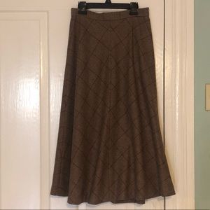 Classic vintage midi houndstooth  skirt, perfect academia vibes.